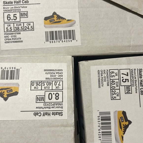 Vans • WMNS Skate Half Cab
Bruce Lee Black/Yellow
VN0A5FCDY23
Sneakers - Picture 15 of 16